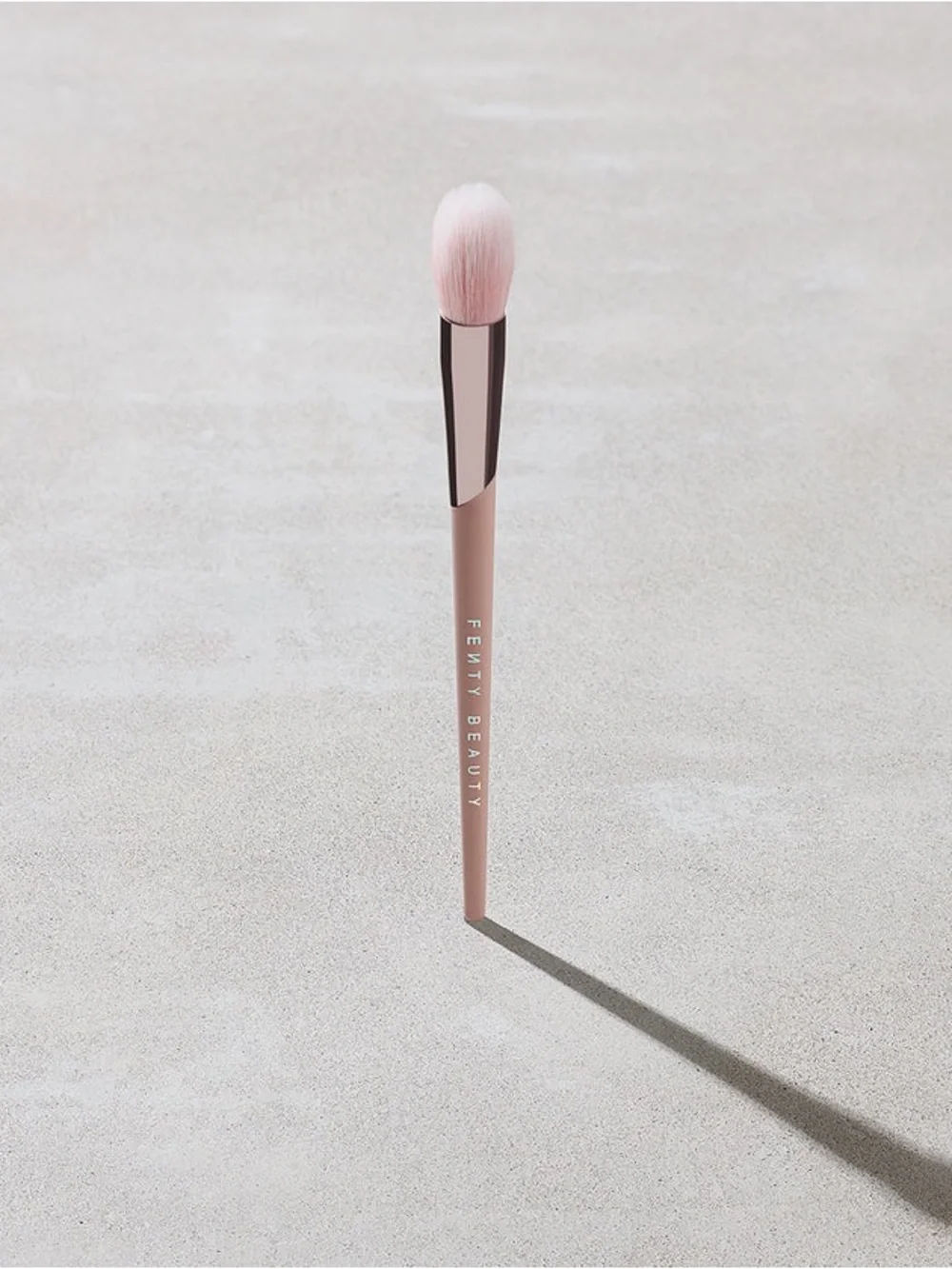 FENTY BEAUTY PRECISION HIGHLIGHTER BRUSH 135